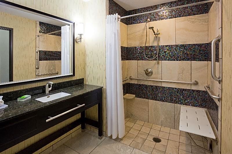 Holiday Inn Express & Suites Davenport North