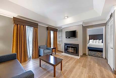 Queen Suite with Two Queen Beds and Sofa Bed - Non-Smoking