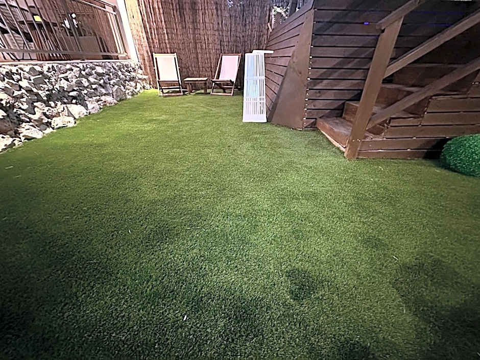 Royal Jelly Suites - Renovated Suites with Pool Just 5 Minutes walk from the Beach By Villa Mana Gers