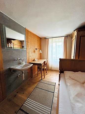Single Room Maus with Shared Bathroom