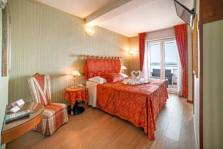 Junior Suite Sea View with Jacuzzi (2 Adults)