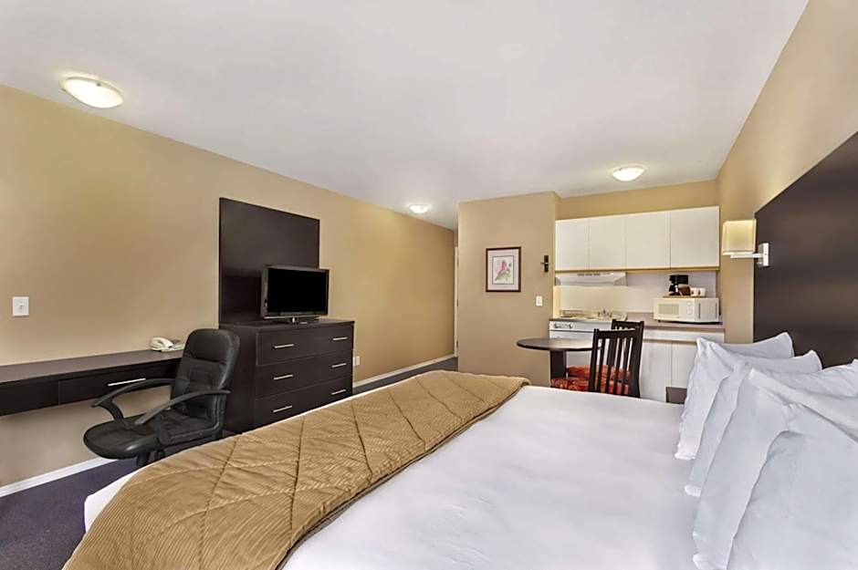 Super 8 by Wyndham West Kelowna BC