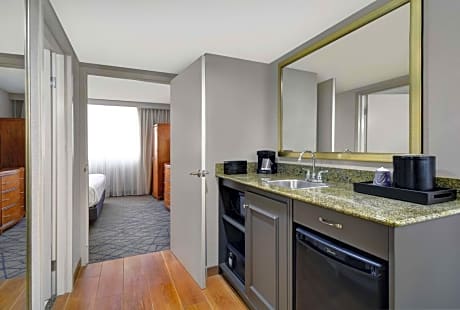 King Suite with Roll-In Shower - Mobility/Hearing Accessible - Non-Smoking