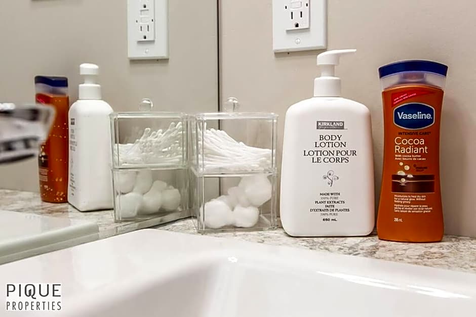 NEW, Euro-Style Suite, Whyte Avenue, AC, Netflix, Sleeps 6!