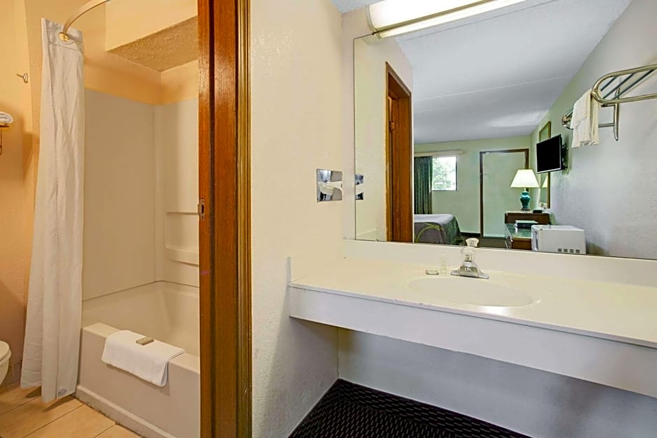 Super 8 by Wyndham Fort Mitchell Cincinnati Area