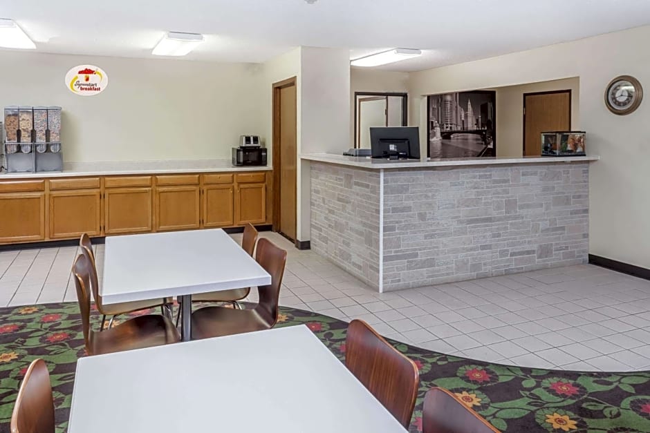 Super 8 by Wyndham Pekin/Peoria Area