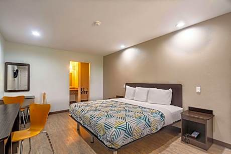 1 King Bed - Non-Smoking