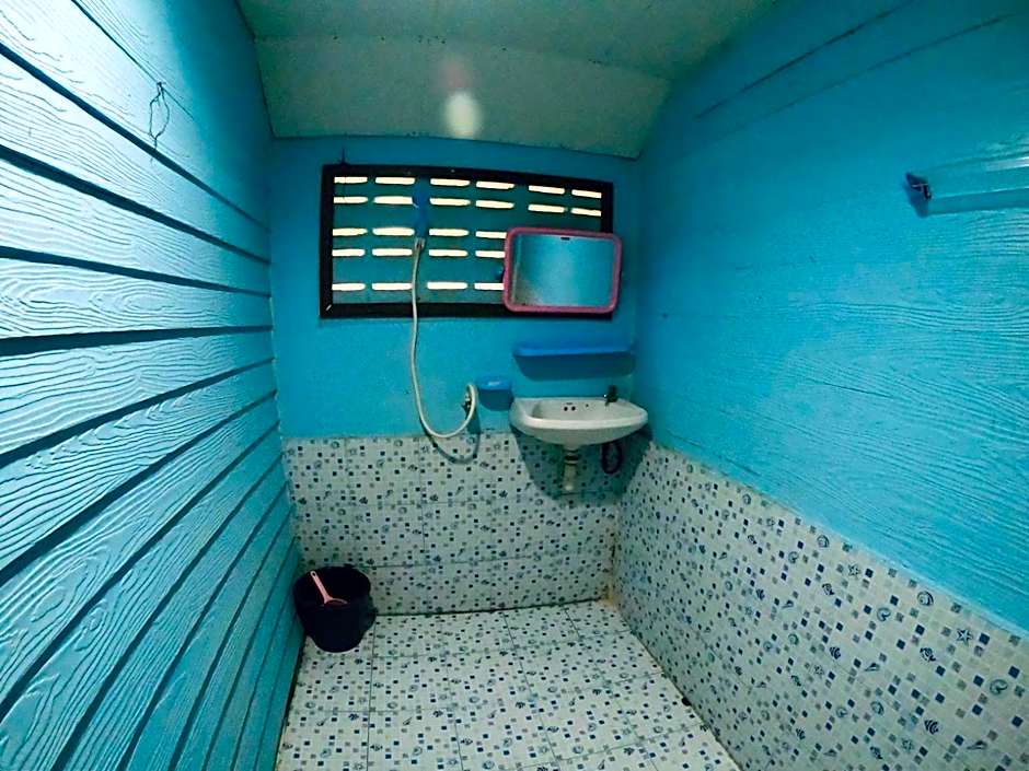 DAYA Beach, Lipe local