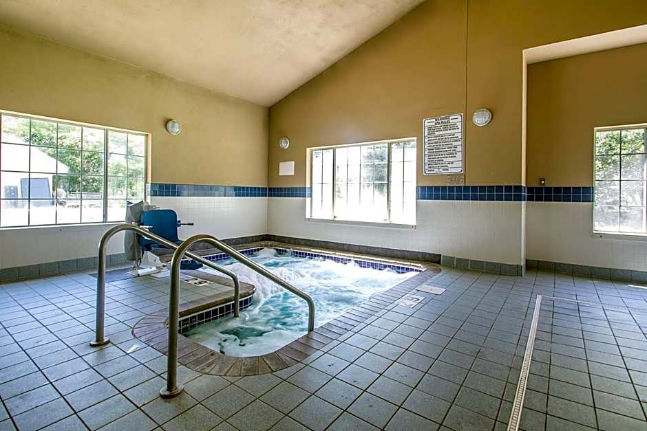 Quality Inn & Suites East Troy I-43