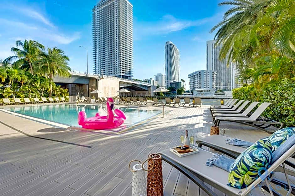 Spectacular View wBalcony Pool