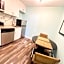 TAMPA BAY, BEACH step away, WIFI, FREE PARKING,POOLS, JACUZZI
