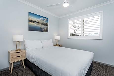 One Bedroom Apartment (Full Kitchen and Laundry)