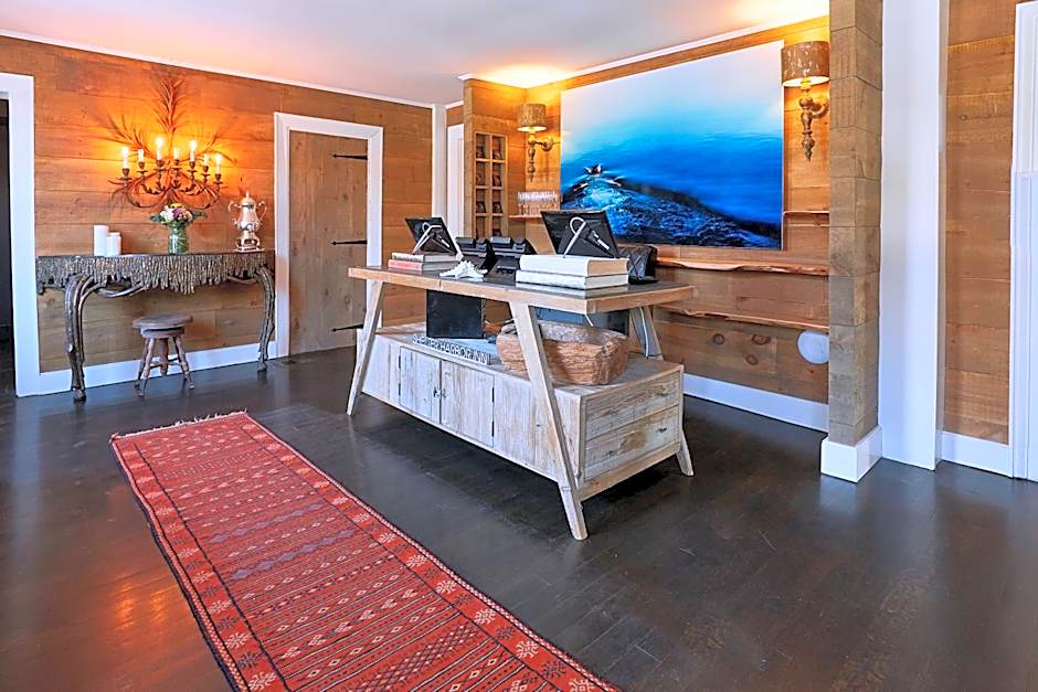 Shelter Harbor Inn