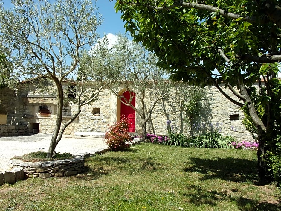 Gîte le MAGNAN, 55 m2, havre de paix, terrasse, jardin, piscine chauffée, sud Ardèche