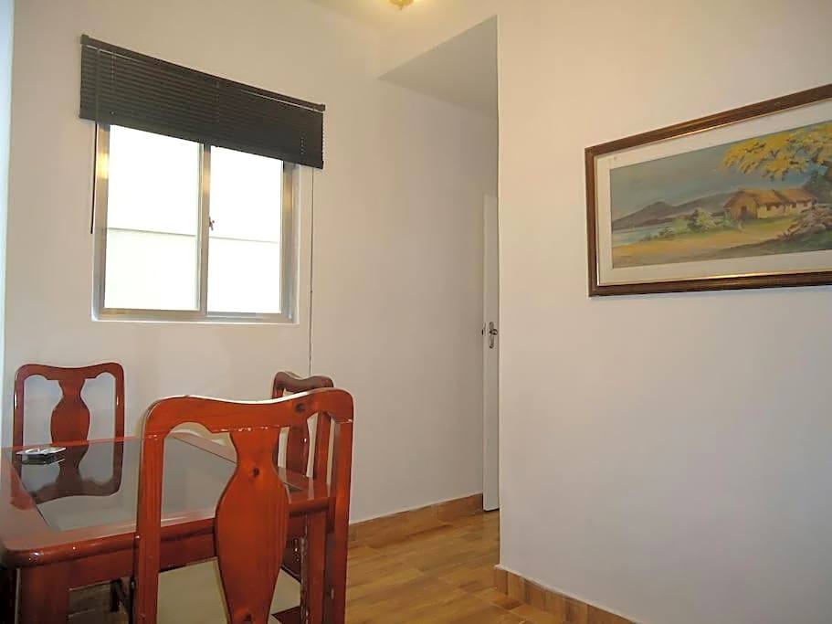 APARTAMENTO COPACABANA saleta, quarto grande com ar cond wi-fi a 2 qds da praia