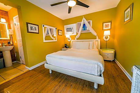Deluxe Queen Room with Garden View