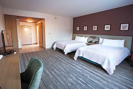 2 Queen Mobility/Hearing Accessible Ri Shwr