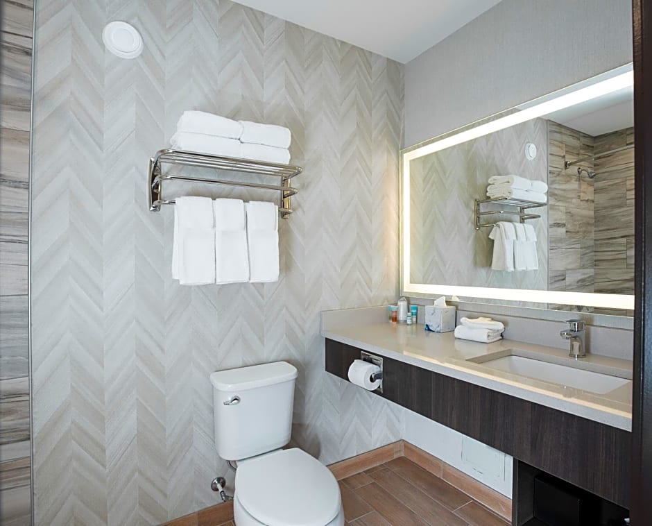 Pomeroy Inn & Suites Prince George