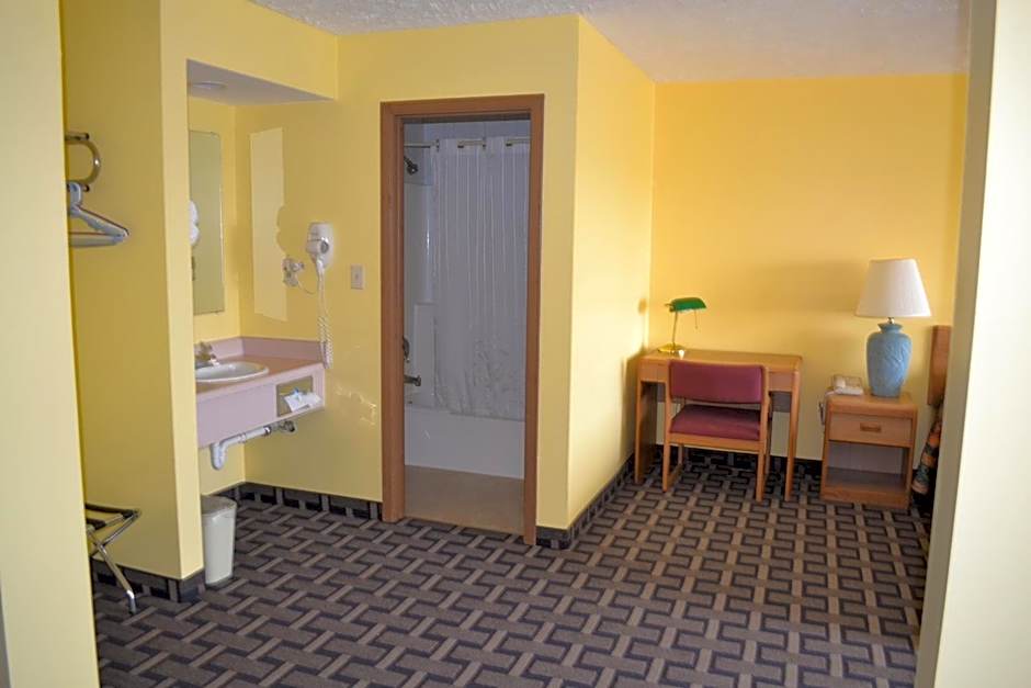 Sky Lodge Inn & Suites - Delavan