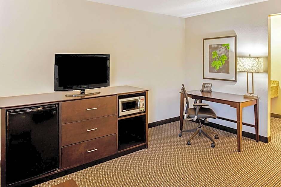 La Quinta Inn & Suites by Wyndham Milwaukee Delafield