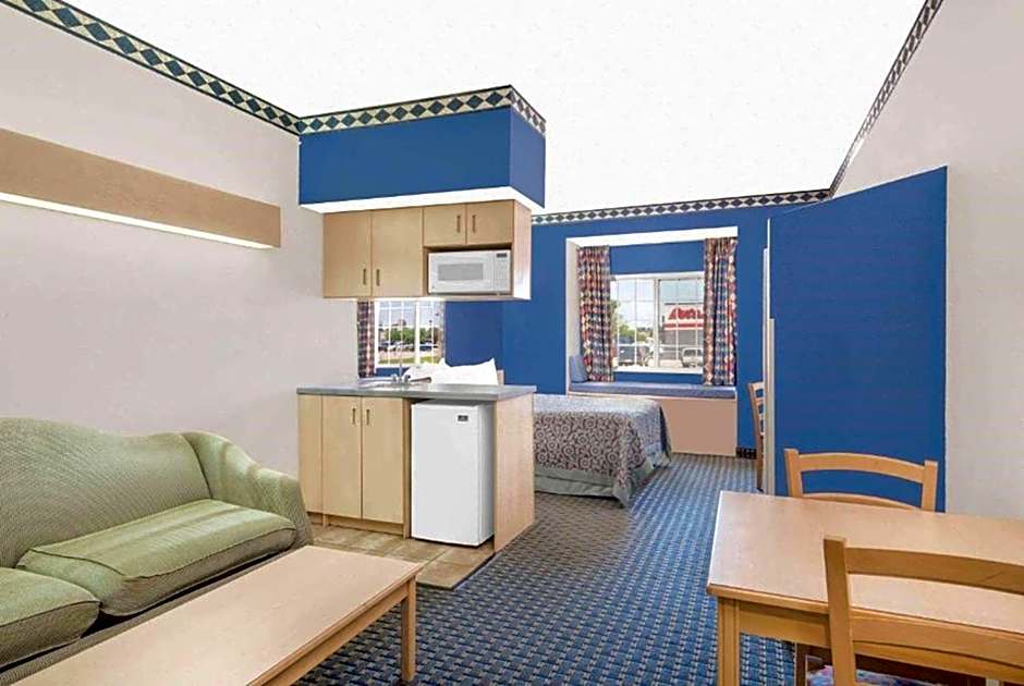 Days Inn & Suites by Wyndham Hutchinson