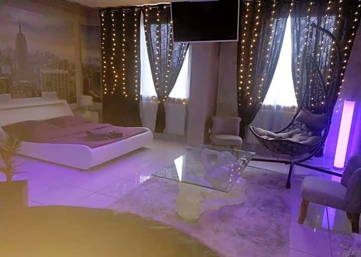 Love Paradise by Karen's Room Service