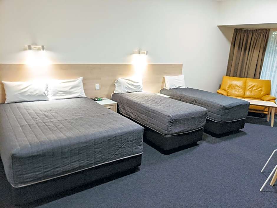 Mayfair Plaza Motel and Apartments