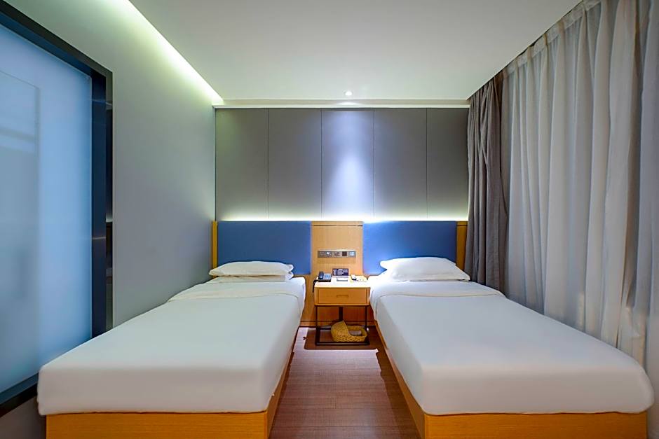 Green Tree Inn Urumqi San'gong Metro Station Exit