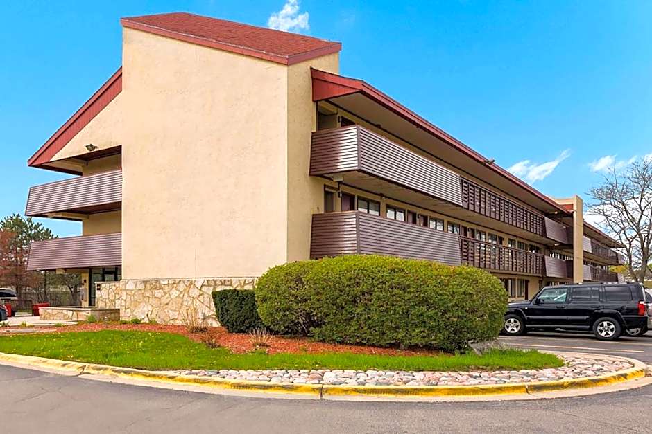 Super 8 by Wyndham Deerfield/Northbrook