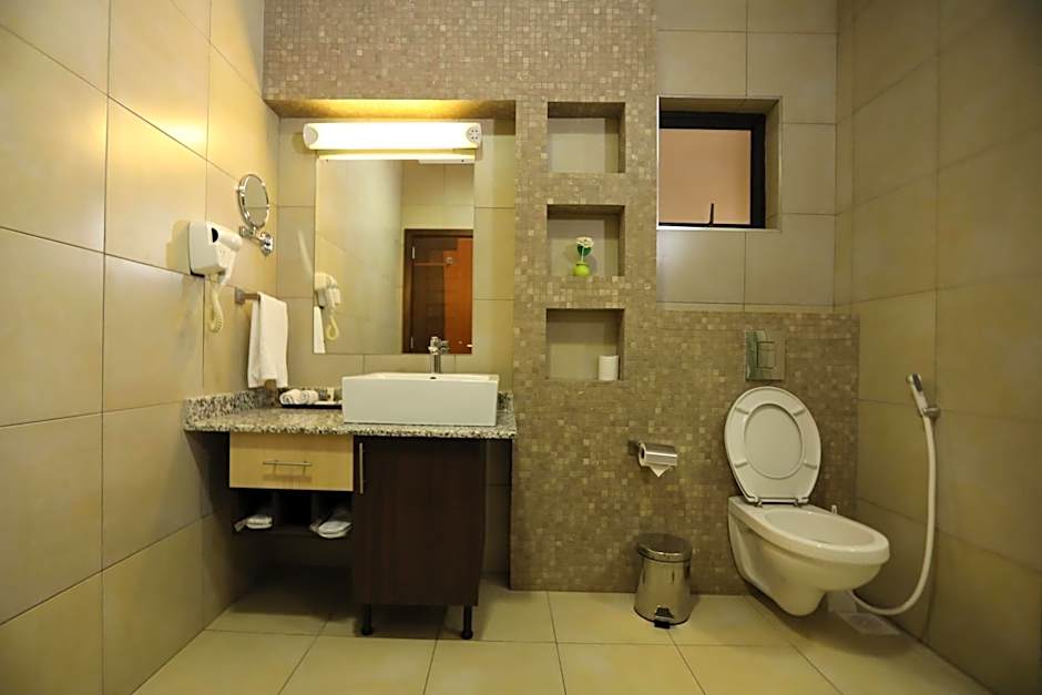 Bidwood Suite Hotel, Opposite Sarit Centre