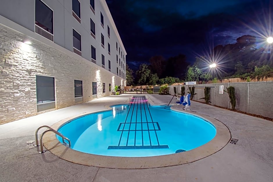Holiday Inn Express & Suites Memphis Arpt Elvis Presley Blv, an IHG Hotel