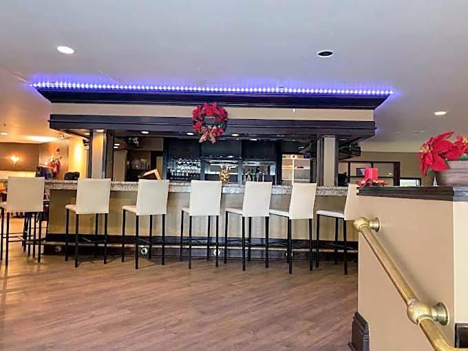 Days Inn & Conference Centre by Wyndham Renfrew