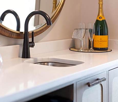 One-Bedroom Suite with Wet Bar and Full Ocean View