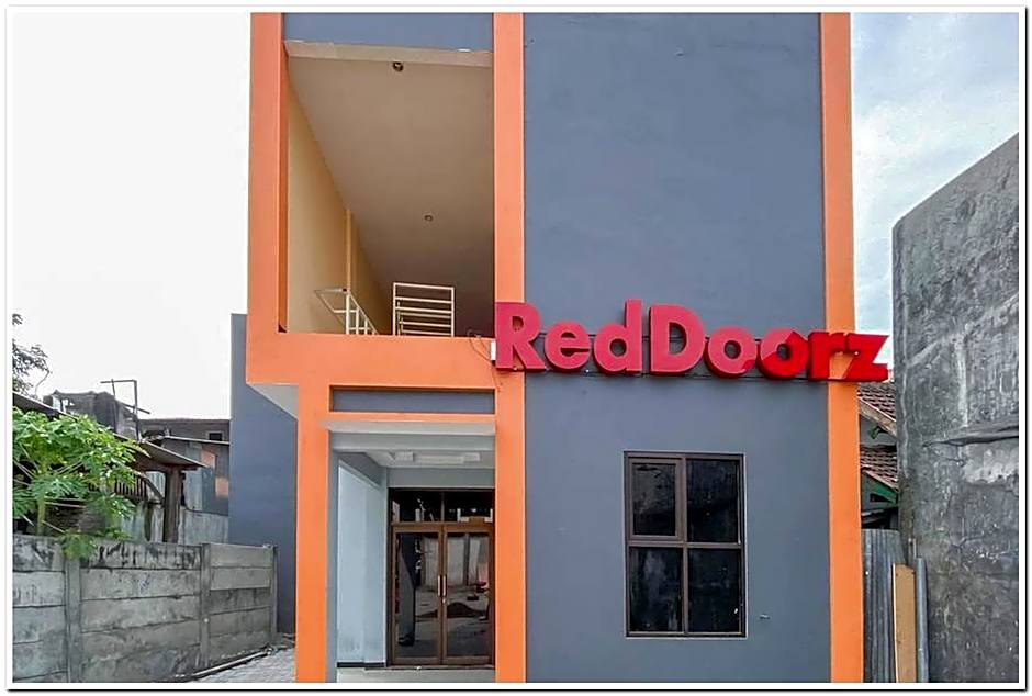 Syariah Near T2 Juanda Airport 2 by Reddoorz – Surabaja, IL