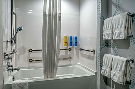 1 King Mobility/Hearing Access W/Tub