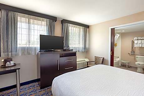 2 Queen Beds, Mobility Accessible, Communication Assistance, Bathtub, Non-Smoking, Full Breakfast
