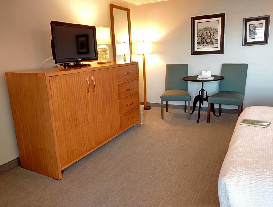 456 Embarcadero Inn & Suites