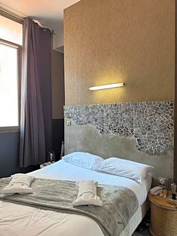 Cozy Double Room - Patio or Street view