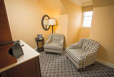 Scholar's Suite Queen - Garden View