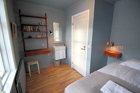 Basic Single Room with Shared Bathroom