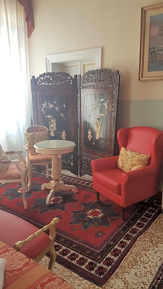 Friendly Venice Suites