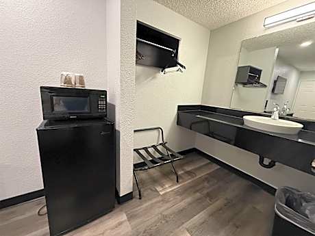 Queen Room - Disability Access - Non-Smoking