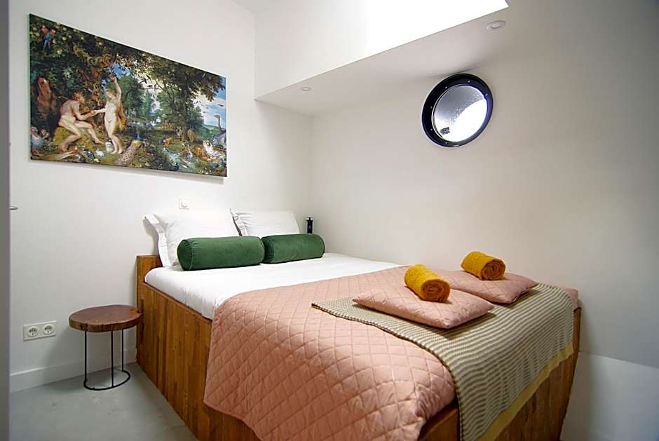 Magnificent houseboat with a stunning view!