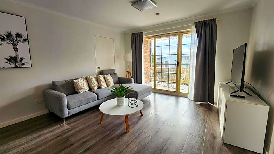 Contemporary 2BR Apt w Free Parking - Hosted by Canstay