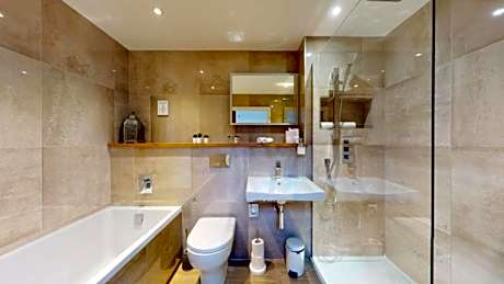 Deluxe King Suite