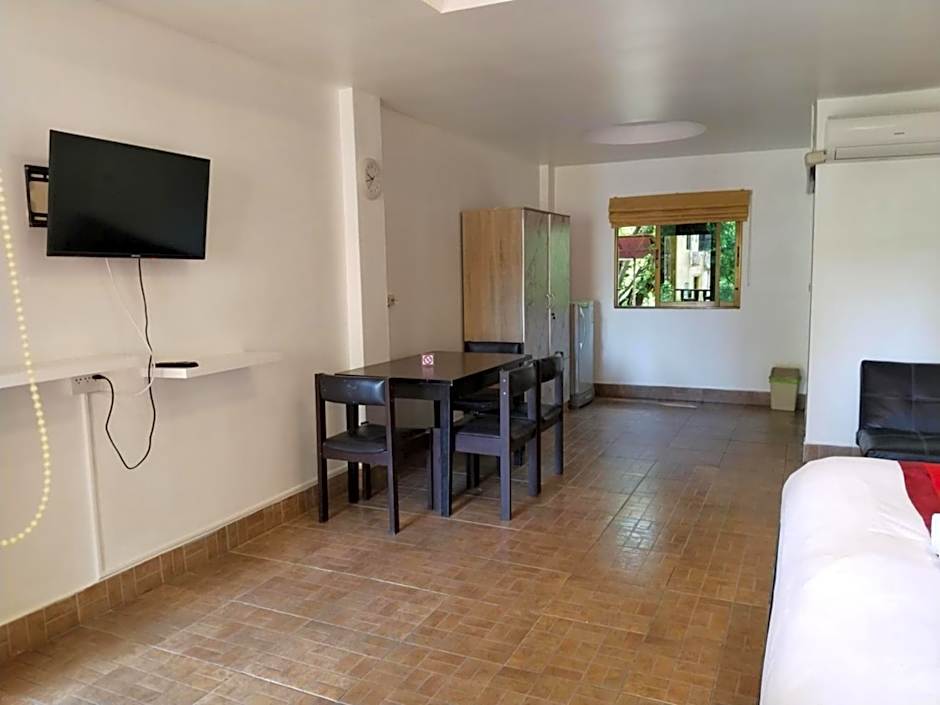 Phratamnak Inn - 100 meter from Beach