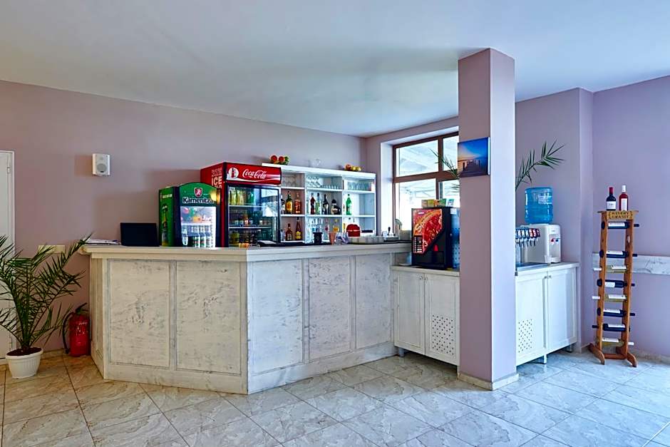 Toma's Residence - Front Beach