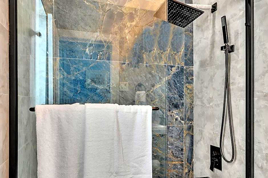 Walkabout 8 Tower Suite with Panoramic Ocean Views