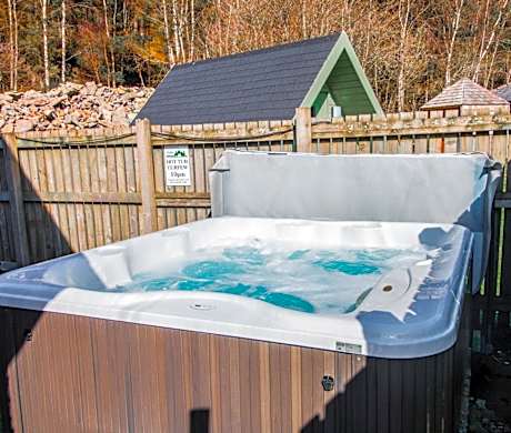 One Bedroom Upper Floor Apartment with Balcony and Outdoor Hot Tub (Not Pet Friendly) Kestrel