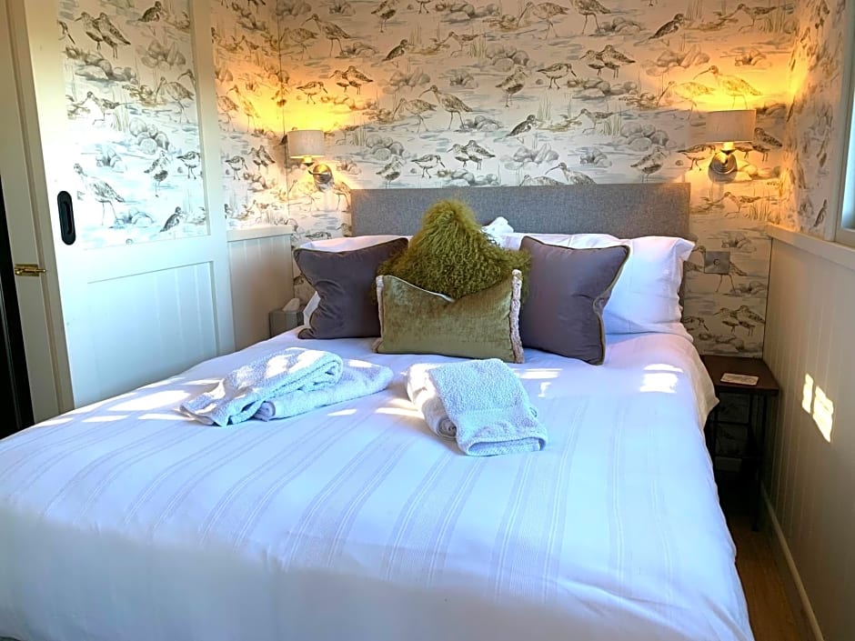 Stunning Shepherds Hut with Superb Views & Fire Pit near a Superb Gastro Pub